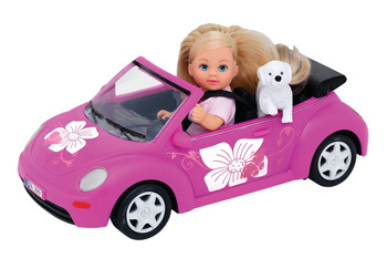 Evi love z autem z pieskiem