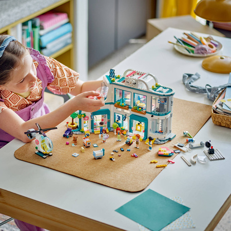 Lego 42621 Friends Szpital w mieście Heartlake