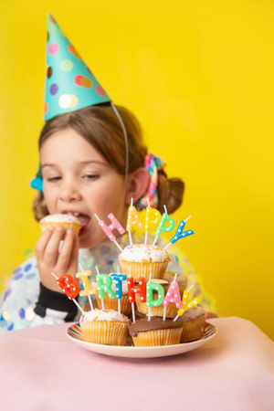 Świeczki urodzinowe Happy Birthday 13szt 2,5cm mix kol 131002